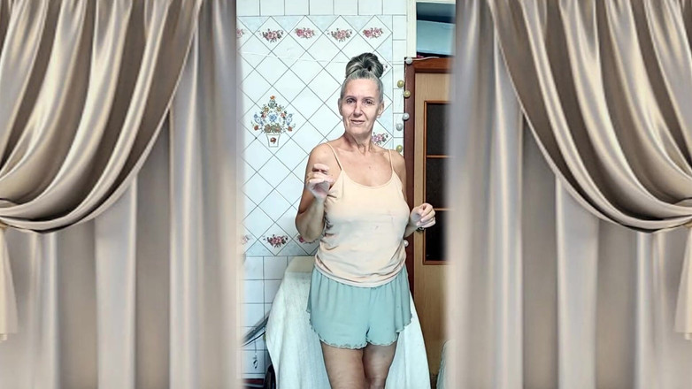 Lukerya: Gorąca gospodyni Lukerya tańczy w kuchni rano.