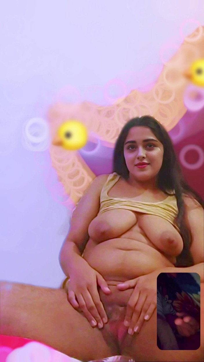 Your_aisha: Chica india dedeándose y mostrando sus tetas en video llamada 