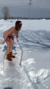 Gioca nudo nella neve