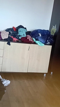 素人女人在试穿衣服和剪衣服时玩得很开心