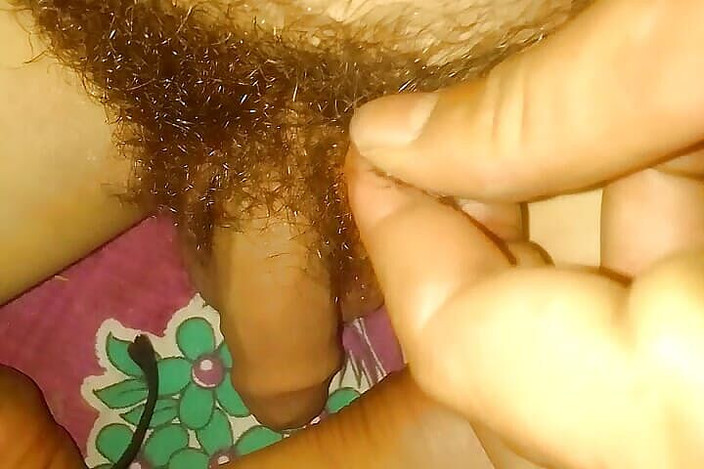 Gangbang straight: Індійський хлопець з волохатим членом писає