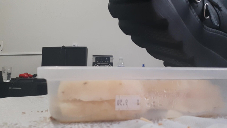 Bladexfeet: 부츠로 파인애플을 으깨기