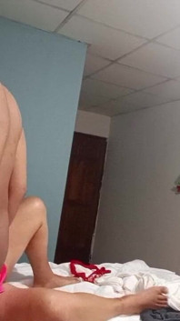 Je remplis la chatte du voisin de lait à la façon d’un missionnaire