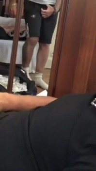Due ragazzi etero lo scopano