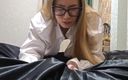 Nastystuf Girl: Мачуха в панчохах відтрахана в дупу, отримала сперму в окуляри і лизала її