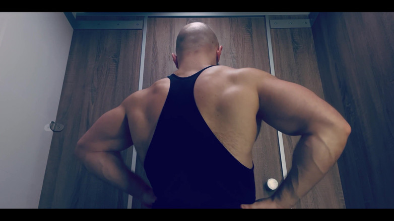 Mister Stone: Tvrdé dýchání, musculine vůně, vypouklé žíly a svaly