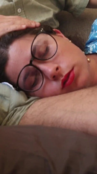 Shock! Stiefmoeder vroeg haar stiefzoon haar rug te masseren! Plotseling masseerde stiefzoon haar mond met een enorme creampie!
