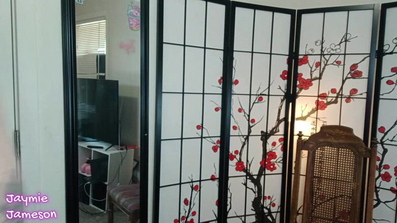 JaymieJameson: Pelacur trans menggoda teman sekamarnya dan nyepong kontol besar pria...