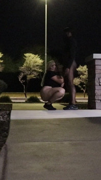 Soția grasă mare și frumoasă se dezbracă și aruncă fundul ăla înapoi în public! Badblondiemonroe