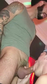Fără prezervativ în gaura găurii gay Romeo Davis sare în gaura strâmtă a lui Edward Terrant
