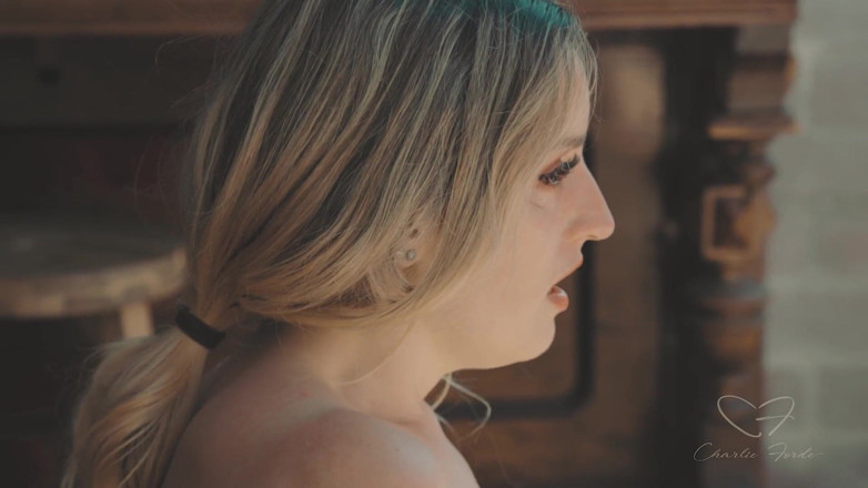 CharlieForde: Rozděleno s Charlie Forde, Astrid Love