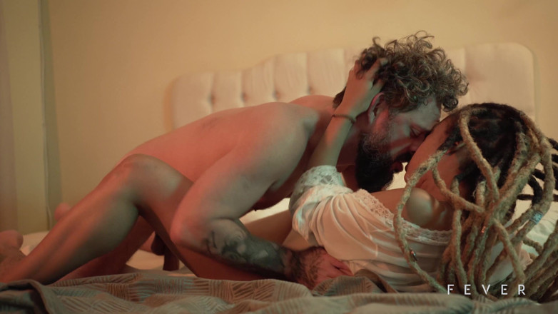 Fever Films: Futai pasional cu un bărbat mai în vârstă și iubitul ei bogat