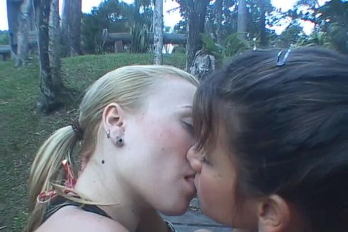 FetishKing: Maraton ciuman seksi lesbian