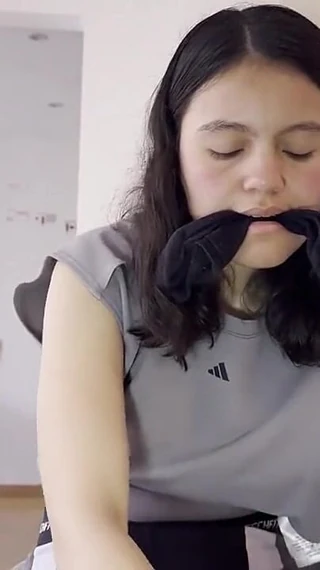 scarlettandc: Una Mujer Despues Del Gym Se Calienta Tocando Pies Sudorosos