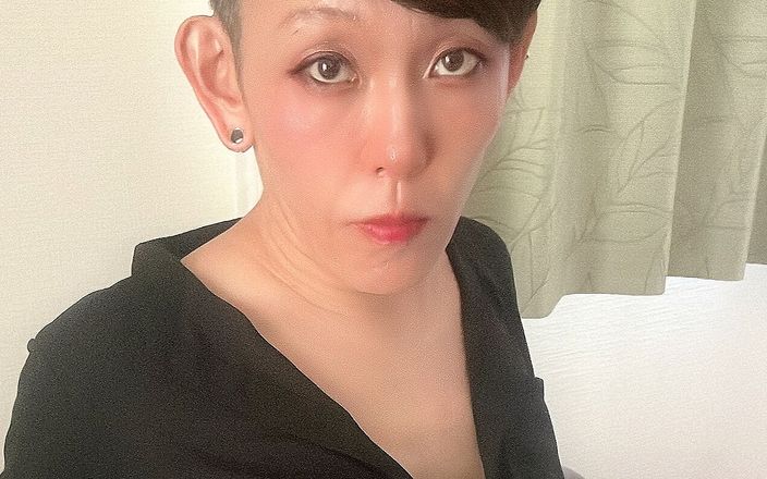 Serina SissyBitch: Serina穿着办公室女士装自慰 01