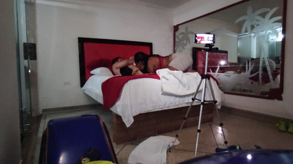 Crisanto999: 不忠的已婚熟女妈妈作为色情模特工作