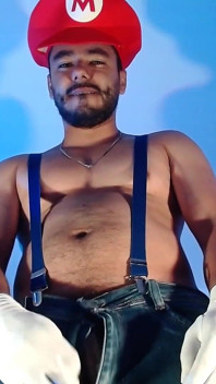 Oblečený jako Mario Bros si hraje se svým instalatérským nástrojem