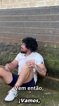 Il povero mendicante è stato preso dalla casalinga troia