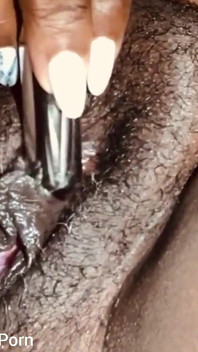 Stimolare il mio clitoride con un vibratore proiettile