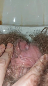 A stream mengalir melalui rambutku