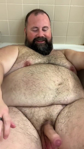 Florida Bear: daidi peshaab karte hue