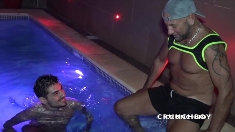 The official French bareback channel: Giovane ragazzo sexy e discreto scopato crudo in una sauna...