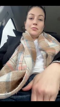 Sledujte, jak si hraji v autě