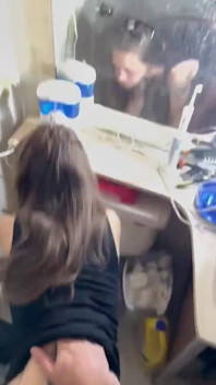 Street Skank mere baathroom men mujhe choosti aur chodti hai