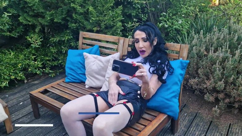 Nicole Dupapillon: MILF w clogs squirting i sikanie