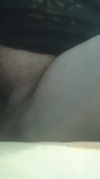Sexy filipina milf fazendo um lanche da meia-noite
