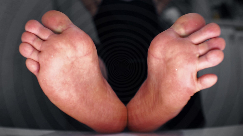 CashmasterAngel: 被锁在主人的脚上