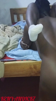 Lelaki hitam matang Afrika menjilat pepek berbulu