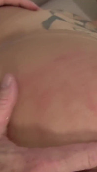 入れ墨bbwは男の巨大な洞に跳ね返っています