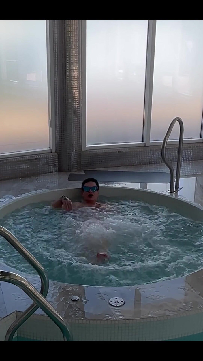 KarmenMilf: Di Jacuzzi