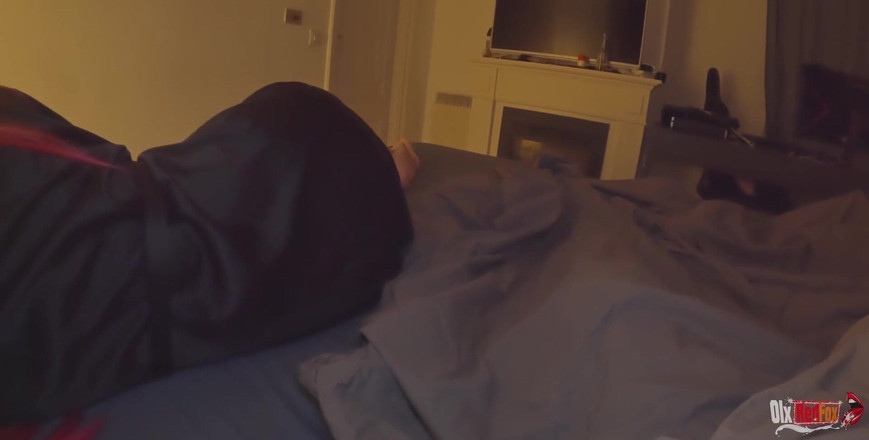 OlxRedFox: 继母与饥渴的继子共用卧室 - 他被口交和与热辣熟女发生性关系