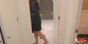 Je baise ma belle-mère par derrière et elle ne peut pas m’empêcher