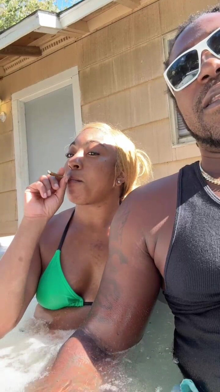 Fijii pornbox: Fijii Pornbox Živě se Str8richem v horké vaně, zatímco macecha ven