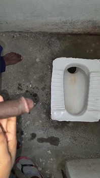 德西哥拿着继兄的，让他撒尿并自己撒尿