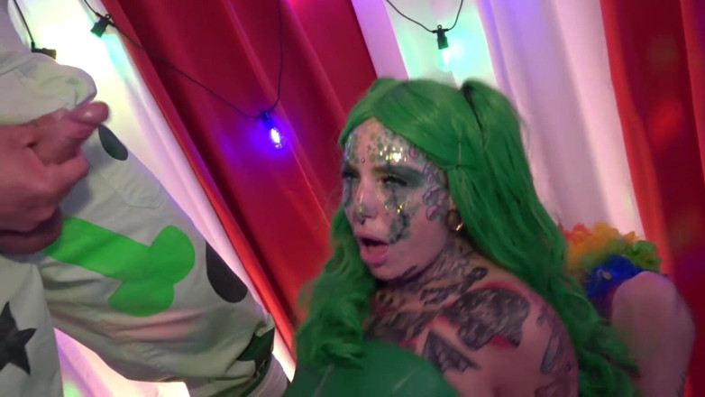 Yourfavecumslut: Hardcore clown neukfeest eindigt met dubbele pijpbeurt in het gezicht!