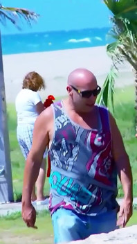 街の祭りから離れて - スキニーティーンガラブラウンは森の中で犯されることができます