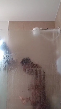 Regardez ce qui s’est passé pendant que j’essayais de prendre une douche... Tu peux le croire ?
