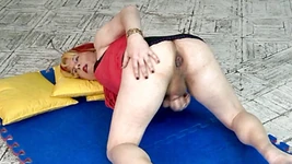 Milenna thích thể dục dụng cụ và khoe cặp mông dễ thương của mình