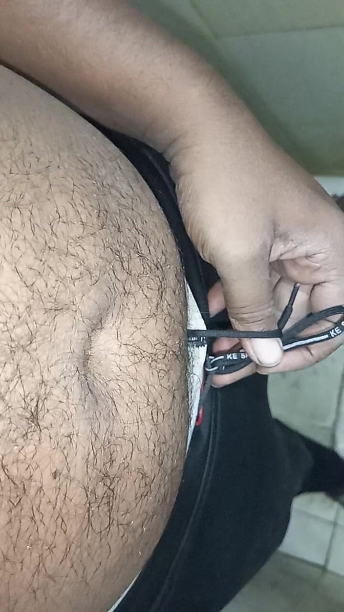 Sweet Indian cock: インドの少年が大きなペニスで屋外マスターベート