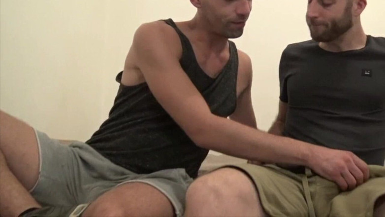 Hot guys from France: Lelaki Jeeun ditubuhi oleh lelaki jantan dan berbulu
