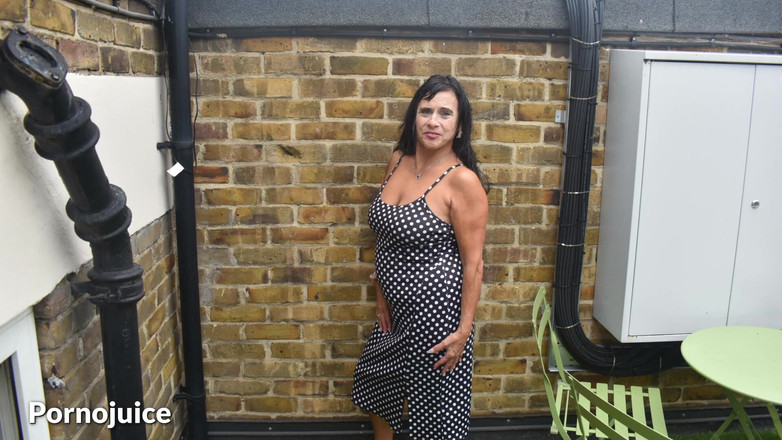 Cheeky UK girls: La abuela de garganta profunda se encuentra con su primera...