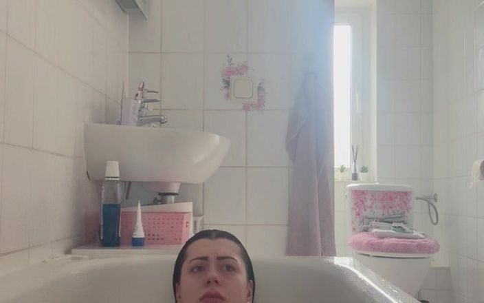 Princess1312: Sono felice di rispondere a qualsiasi domanda