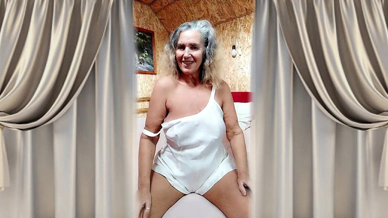 Lukerya: Die Attraktive Hausfrau Lukerya Unterhält Sich Fröhlich Online.