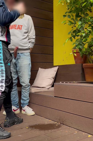 AmateurBoysPissing: 2 Garçons Essaient De Pisser Dans Un Verre (l'un D'eux Se...