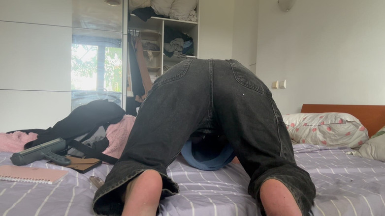 NipsAndStrips: Kožené prdy s džínovými prdy