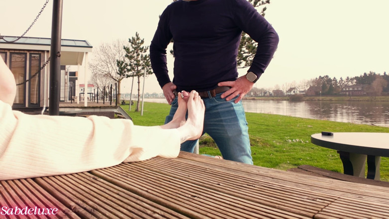 Sabdeluxe: 210 nečekaný footjob